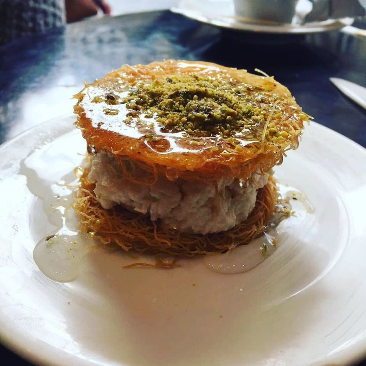 Dessert de cheveux d’ange croustillants et de crème de lait, servi à l’assiette avec un café