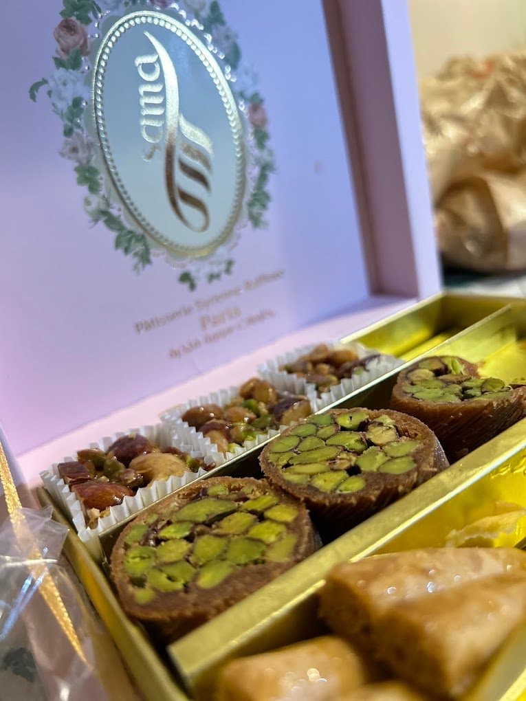 Coffret Sama rose et or, garni de bouchées à la pistache et aux fruits secs