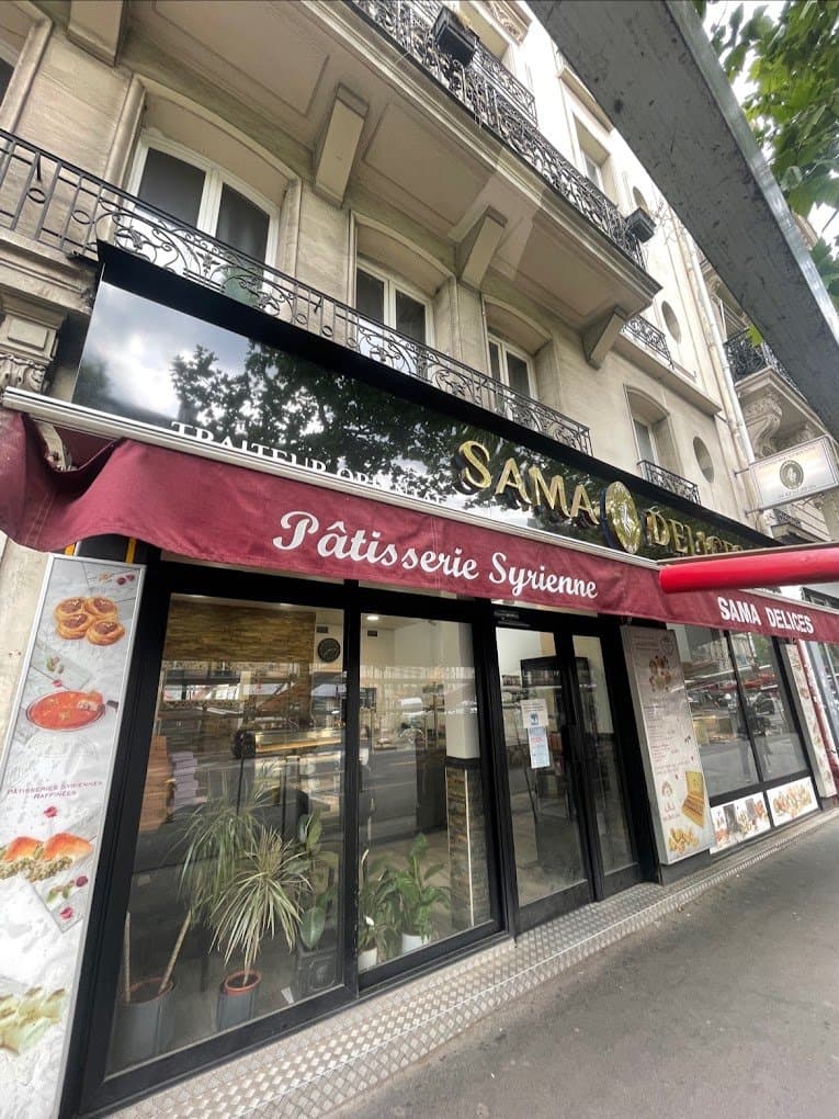 La devanture de Sama Délices, boulevard Ornano : store bordeaux « Pâtisserie Syrienne » et enseigne dorée