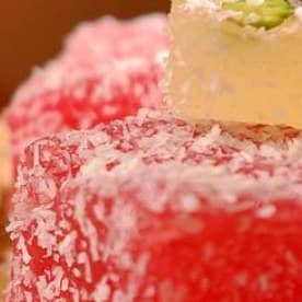 Loukoums roses enrobés de noix de coco