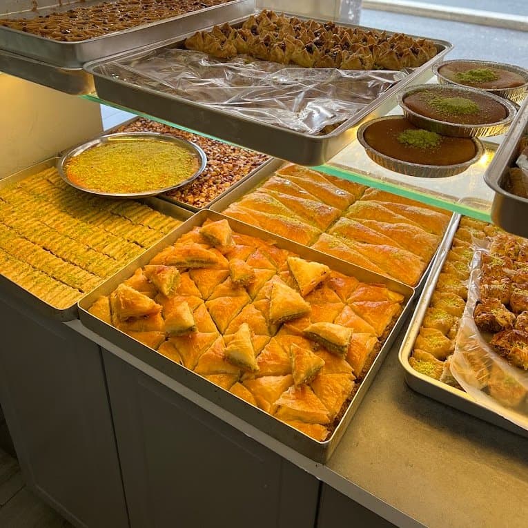 Plateaux de baklawa dorés dans la vitrine de la boutique